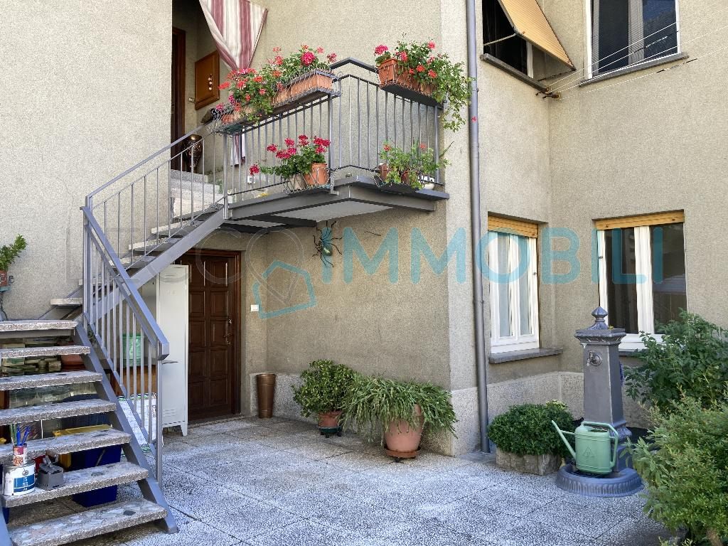 LA CASA CON IL CORTILE