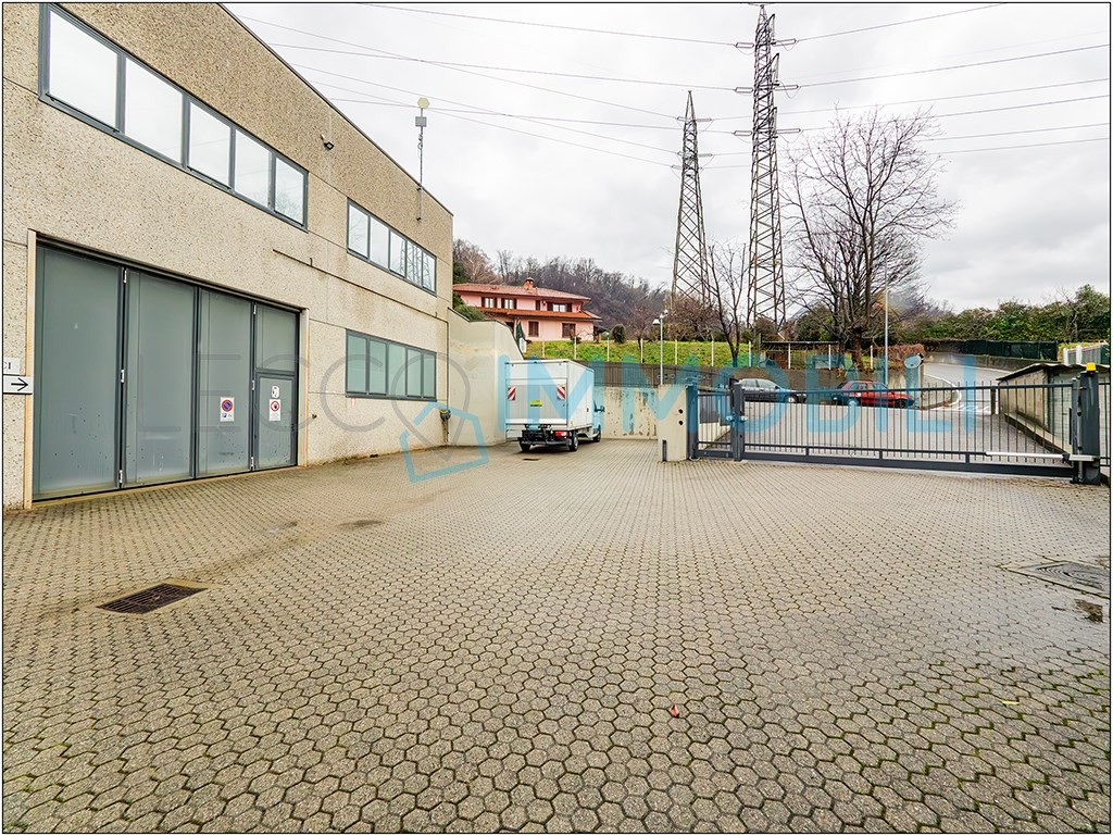 CAPANNONE CON PORZIONE DI CORTILE